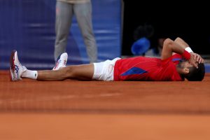 Novak Djokovic rompt la malédiction et atteint la finale