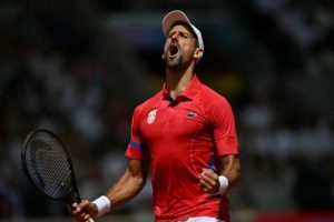 Novak Djokovic s&rsquo;adjuge le titre olympique en battant Carlos Alcaraz en 2 sets en finale