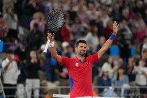 Novak Djokovic terrasse Stefanos Tsitsipas et se qualifie pour les demi-finales des JO de Paris 2024