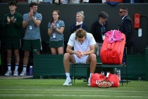 Tsitsipas licencie son père ! 