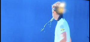 US Open, Vidéos > Etcheverry, exténué, pose un vomi inattendu en plein match !