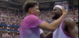 US Open, Vidéos > L&rsquo;accolade très particulière au filet entre Tiafoe et Shelton après leur gros combat