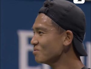 US Open, Vidéos > Li Tu tente un service à la cuillère, le reste se passe de commentaires !