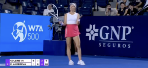 Vidéos, WTA – Monterrey > Danielle Collins au public en plein match : « Qu&rsquo;est-ce que c&rsquo;est que ça ? Je ne comprends pas. Ce n&rsquo;est pas si difficile de nous laisser jouer au tennis et de nous soutenir »