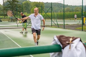 à Nay, Frère Pierre se donne corps et âme pour les retraites « tennis et prière » des Béatitudes