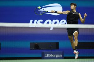 mise en route laborieuse pour Swiatek, Sinner et Alcaraz, Tsitsipas déjà éliminé