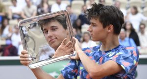 ATP, Challenger, France > Gabriel Debru (se parlant à lui-même sur son banc) : « J&rsquo;ai une volée en bois. Bien évidemment que je suis nul au filet. J&rsquo;ai envie de casser les six raquettes que j&rsquo;ai dans mon sac, les briser une par une »