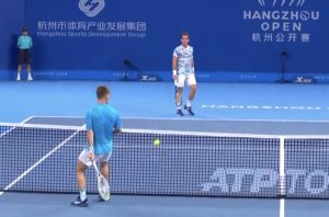 ATP – Hangzhou, Vidéos > Corentin Moutet ringardise tous les hot shots de l&rsquo;histoire du tennis, chapeau l&rsquo;artiste !