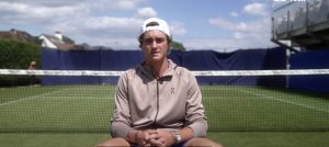 ATP > Joao Fonseca, la pépite brésilienne sponsorisée par Federer : « Roger est très talentueux mais beaucoup de gens disent qu&rsquo;il n&rsquo;était pas très investi dans sa jeunesse. J&rsquo;aimerais entendre ça de sa part, car il pourrait m’apporter et m’apprendre beaucoup de choses »