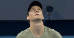 ATP – Pékin, Vidéos > Le geste fort et émouvant de Jannik Sinner pour sa tante décédée il y a quelques jours