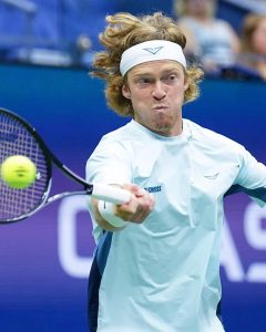 Andrey Rublev se laisse encore aller à une crise d&rsquo;automutilation