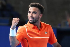 Arthur Fils en quarts à Tokyo après l&rsquo;abandon de Matteo Berrettini