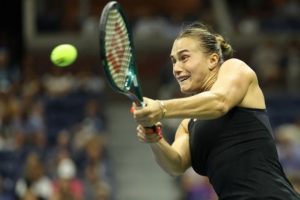 Aryna Sabalenka domine Zheng Qinwen et affrontera Emma Navarro en demi-finale