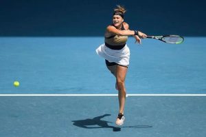 Aryna Sabalenka exécute son coup droit plus fort Djokovic, Alcaraz et Sinner.