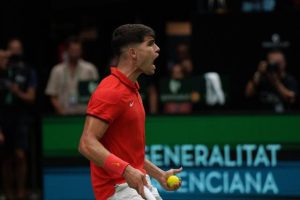 Carlos Alcaraz domine Karen Khachanov et rejoint Daniil Medvedev en demi-finales à Pékin
