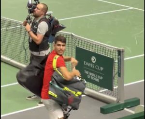 Coupe Davis, Vidéos > Victorieux et heureux, Alcaraz nous offre une bien étrange célébration….