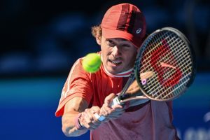 De Minaur lâche un set puis assure