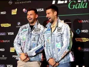 Djokovic et Dimitrov dansent torse nu devant des milliers de fans !