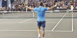 Exhibition, Insolite, Vidéos > Invité par Dimitrov, un enfant de 13 ans finit le travail contre Djokovic !