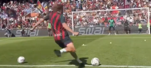 Insolite, Vidéos > Invité à un match de football, Stefanos Tsitsipas impressionne balle au pied