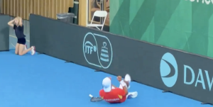 Insolite, Vidéos > La réaction improbable d&rsquo;une ramasseuse de balle pour la défaite de Casper Ruud en Coupe Davis