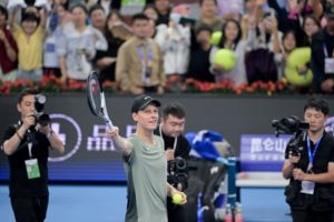 Jannik Sinner en demi contre l&rsquo;invité chinois Bu, Alcaraz rencontrera Medvedev