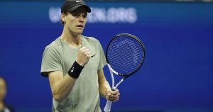 Jannik Sinner se qualifie en trois sets – rts.ch