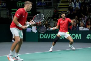 La Serbie de Djokovic domine la Grèce et reste dans le groupe mondial de Coupe Davis