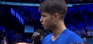 Laver Cup > Carlos Alcaraz à son coach, resté à la maison : « Juan Carlos, si tu me regardes, fais attention à ta position d&rsquo;entraîneur »