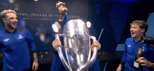 Laver Cup, Vidéos > La douche au champagne pour Alcaraz après sa victoire décisive contre Fritz