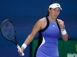 Pegula ne laisse aucune chance à Swiatek et rejoint les demi-finales !