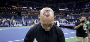 Sabalenka, à propos du tatouage sur le crâne de son préparateur physique : « J’aimerais qu’il soit un peu plus bas car il m’avait promis qu’il le ferait sur le front. Ce serait plus cool non ? »