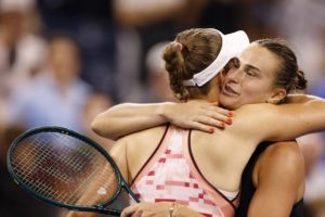 Sabalenka « super heureuse » d&rsquo;avoir battu Mertens: « Je savais qu&rsquo;elle n&rsquo;allait pas lâcher »