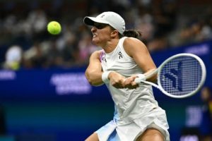 Swiatek trop forte pour Samsonova, passe en quarts