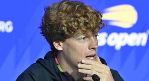 US Open > Sinner toujours aussi clinique au tie-break : « Je viens du ski. En ski, une seule erreur suffit et la course est terminé. Au tennis, vous avez une petite marge de manoeuvre, c&rsquo;est une mentalité un peu différente. Mais je pense que c&rsquo;est pour cela qu&rsquo;au tie-break, je suis souvent assez efficace »