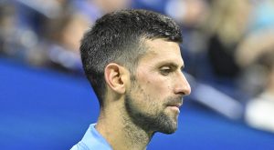Insolite, Open d&rsquo;Australie, Vidéos > « Novak Djokovic est surestimé, Novak Djokovic est un ringard, Novak Djokovic, expulsez-le… », un journaliste australien s&rsquo;excuse après un chant en direct à la télévision
