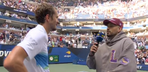 US Open > Medvedev à Kyrgios lors de l&rsquo;interview sur le court : « Partout où j&rsquo;ai joué contre Nadal, le public était à fond pour lui. Je l&rsquo;ai même joué une fois pendant le Covid, et il n&rsquo;y avait personne, mais j&rsquo;ai quand même senti que la foule était pour lui »