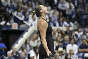 US Open > Sabalenka, qualifiée en finale, se souvient de l&rsquo;US Open 2023 : « Les défaites difficiles ne me dépriment jamais, cela me motive seulement à revenir et à essayer encore une fois, à essayer plus dur et à travailler plus dur sur certaines choses qui n&rsquo;ont peut-être pas fonctionné dans le passé. J&rsquo;espère toujours détenir ce magnifique trophée »