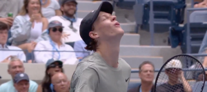 US Open, Vidéos > Jannik Sinner gâche tout après une défense venue d&rsquo;un autre monde, même lui n&rsquo;en revient pas…