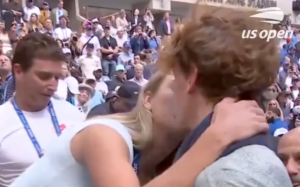 US Open, Vidéos > Le baiser de la victoire pour Sinner avec sa petite amie, la 15e mondiale Anna Kalinskaya