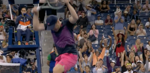 US Open, Vidéos > Le « fracassage » de raquette hallucinant d’un joueur en double mixte
