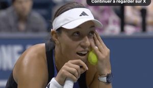 US Open, Vidéos > L&rsquo;incroyable couac de Jessica Pegula, du jamais vu en finale d&rsquo;un Grand Chelem !