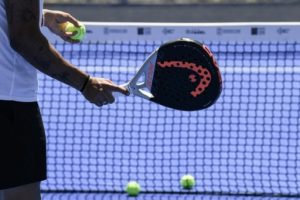 Le padel, en compétition à Roland-Garros, explose en France