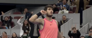 ATP – Pékin, Vidéos > Alcaraz et Sinner réinventent le tennis avec un point venu d&rsquo;ailleurs…