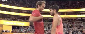 ATP – Pékin, Vidéos > La poignée de main intrigante entre Alcaraz et Medvedev après leur duel en demi-finale