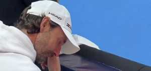 ATP – Pékin, Vidéos > Les larmes de Juan Carlos Ferrero après la victoire de son joueur, Alcaraz, face à Sinner en finale