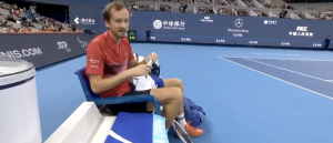 ATP – Pékin, Vidéos > Medvedev à la caméra lors de sa demi-finale contre Alcaraz : « Pourquoi l&rsquo;ATP paye Hawk-Eye si on ne peut pas le voir ? C&rsquo;est tellement nul, ce n&rsquo;est pas mon sponsor »