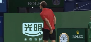 ATP – Shanghai, Vidéos > Daniil Medvedev fissure complètement et décide de « se torcher » avec les balles…