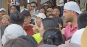 ATP – Shanghai, Vidéos > Dimitrov pas loin d&rsquo;en venir aux mains avec un fan qui manque de le faire tomber