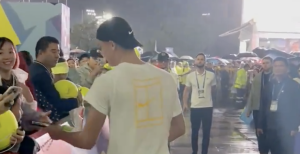 ATP – Shanghai, Vidéos > Holger Rune fait fermer quelques bouches avec une attitude exemplaire